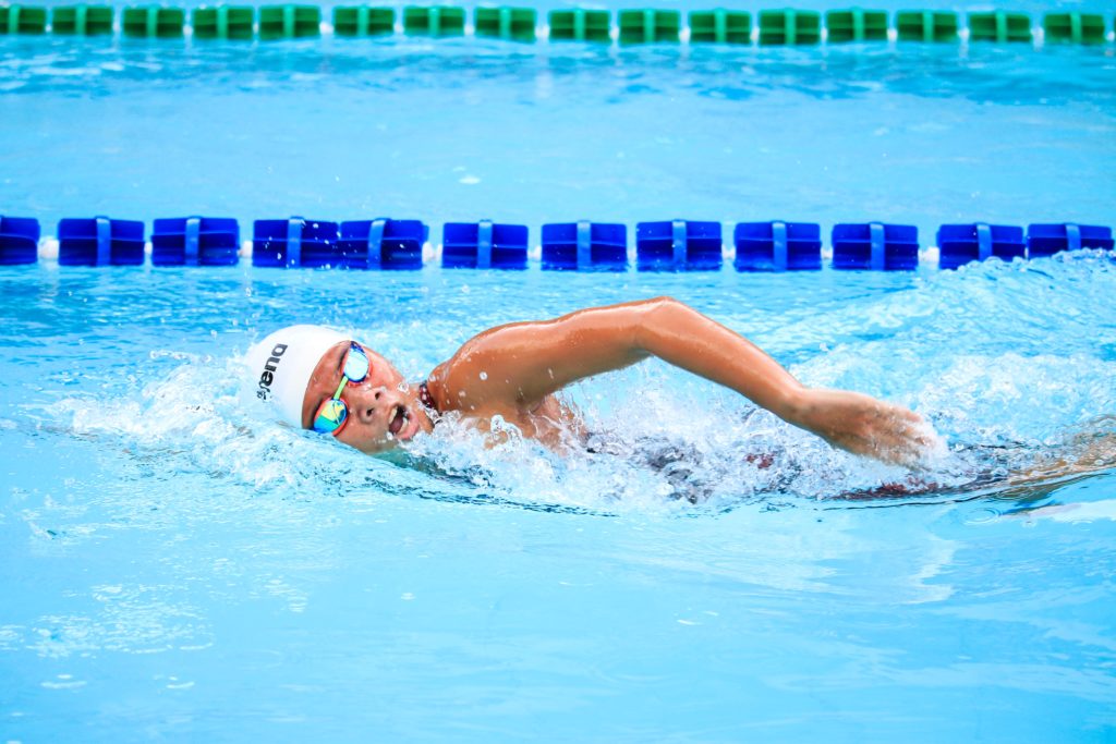 בחורה שוחה בסגנון חתירה בבריכה
