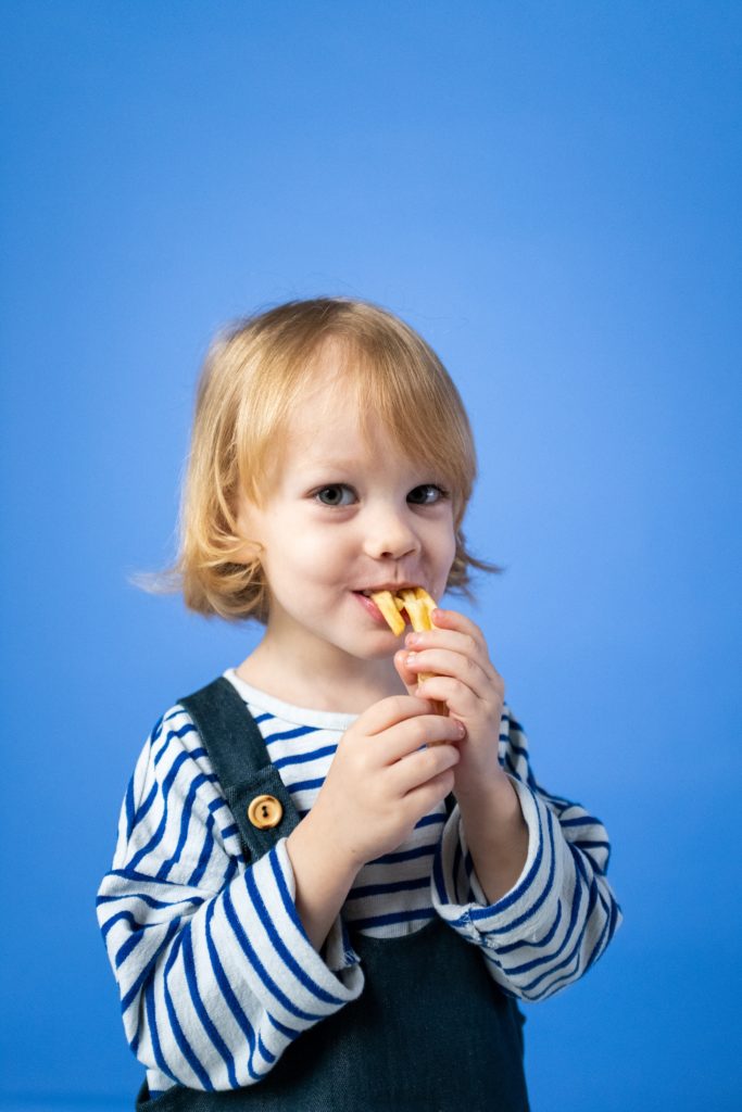 ילדה אוכלת צ'יפס