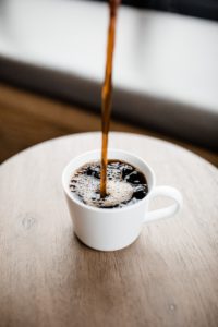 כוס קפה מלאה קפאין