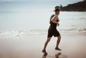 גבר רץ על החוף