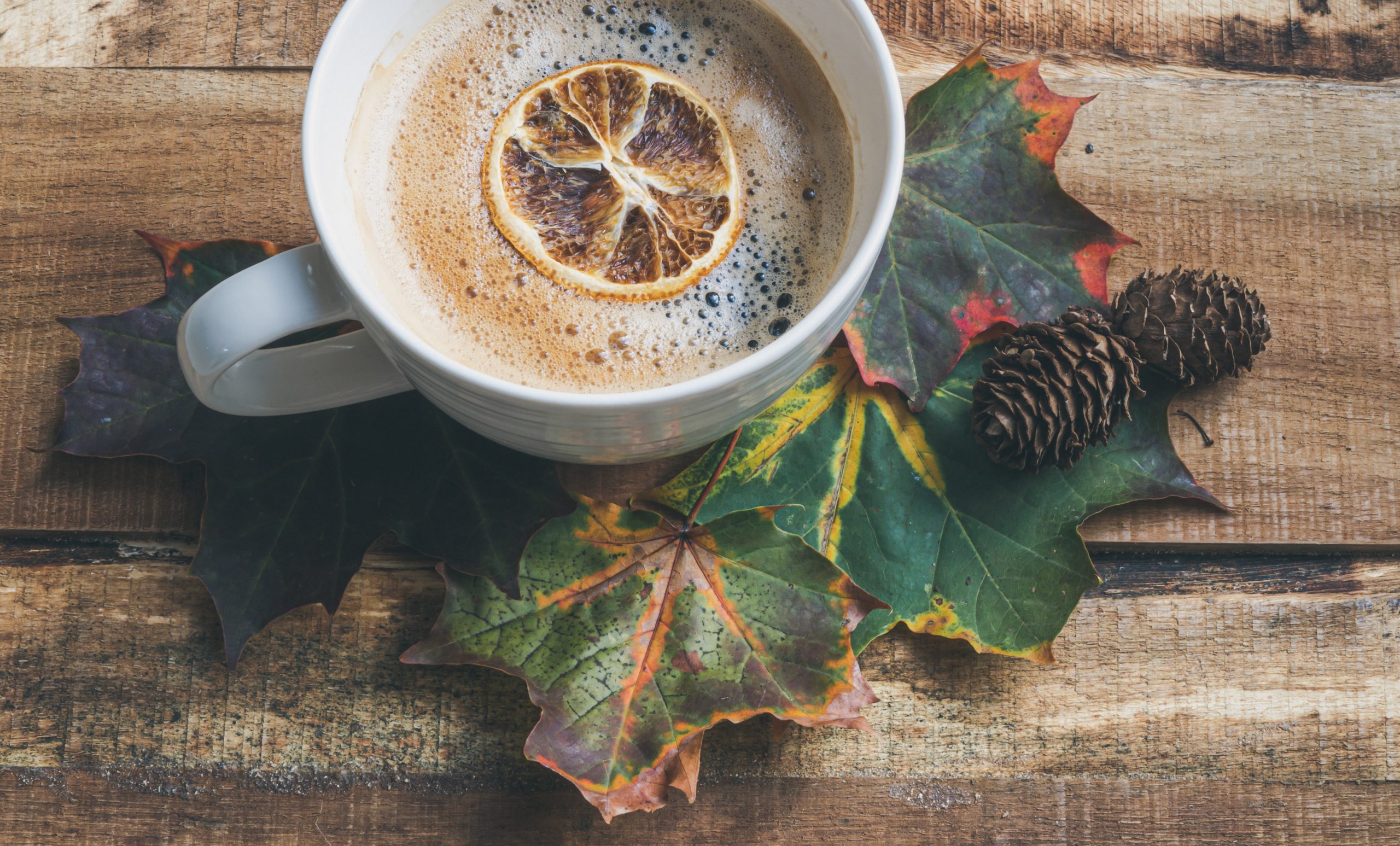 Осеннее кофе. Осенний кофе. Осень кофе. Утро кофе осень. Утренний осенний кофе.