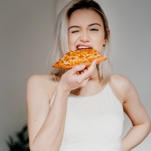 בחורה אוכלת פיצה