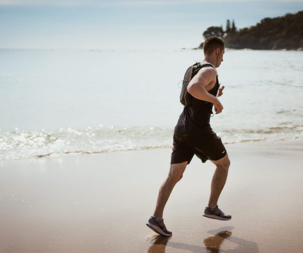 גבר רץ על החוף